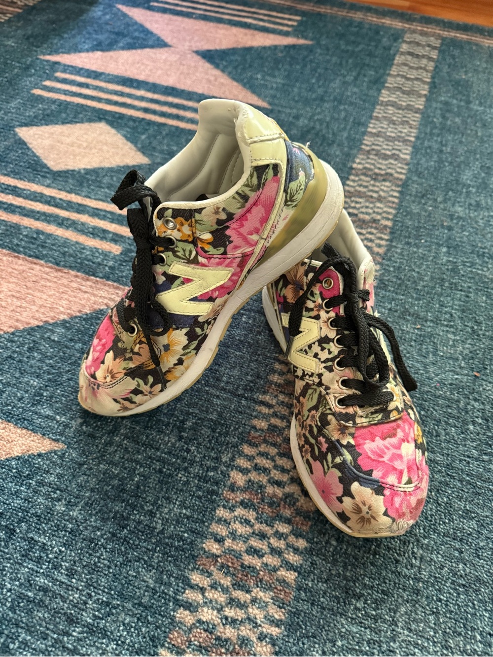 Women’s New Balance Floral Lace-Up Sneakers Size 6.5